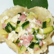 CESTINI DI PARMIGIANO CON ZUCCHINE, PROSCIUTTO E BRIE