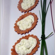 TARTELLETTE DI PASTA FROLLA ALLE OLIVE NERE CON MOUSSE DI CAPRINO ED ERBA CIPOLLINA