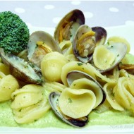 ORECCHIETTE ALLE VONGOLE VERACI SU CREMA DI BROCCOLI