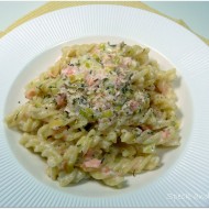 FUSILLI CON PORRI E SALMONE