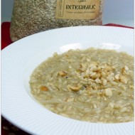 RISOTTO INTEGRALE CON INDIVIA BELGA, SCAMORZA AFFUMICATA E GRANELLA DI NOCCIOLE TOSTATE