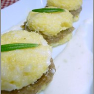 MINI TORTINE DI POLENTA AL BAGOSS CON CREMA DI PORCINI E FONDUTA