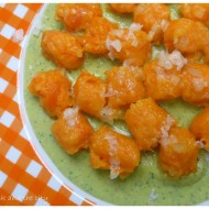 gnocchi di carote su crema di piselli freschi per il Food Revolution Day Milano