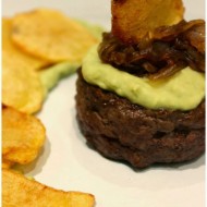 Hamburger di manzo con salsa di avocado e zenzero, cipolle caramellate e chips di patate