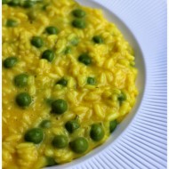 Risotto primavera con piselli freschi e curcuma ….. e tre anni di blog