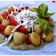 Gnocchi di patate con crema di melanzane, pomodorini e ricotta salata