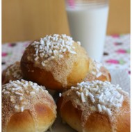 brioches con granella di zucchero