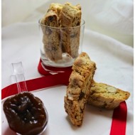 Cantucci con fichi caramellati e nocciole profumati alla cannella