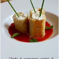 Cilindri di parmigiano ripieni di ricotta e menta con coulis di pomodoro