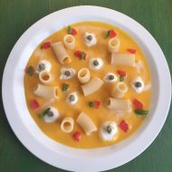 Mezzi Rigatoni su crema di zucca con nuvole di mozzarella di bufala campana , capperi essiccati e pomodorini