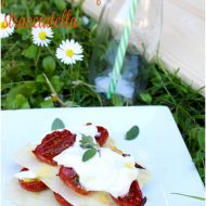 Millefoglie di pane carasau con pomodorini confit e stracciatella