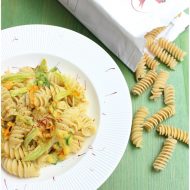 Fusilli con zafferano sardo, fiori di zucchina e pecorino