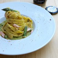 Tagliatelle alla senape con asparagi e salmone