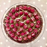 Crostata di frolla al cacao con ganache al cioccolato e lamponi