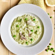 Risotto con crema di piselli e seppie profumato al limone