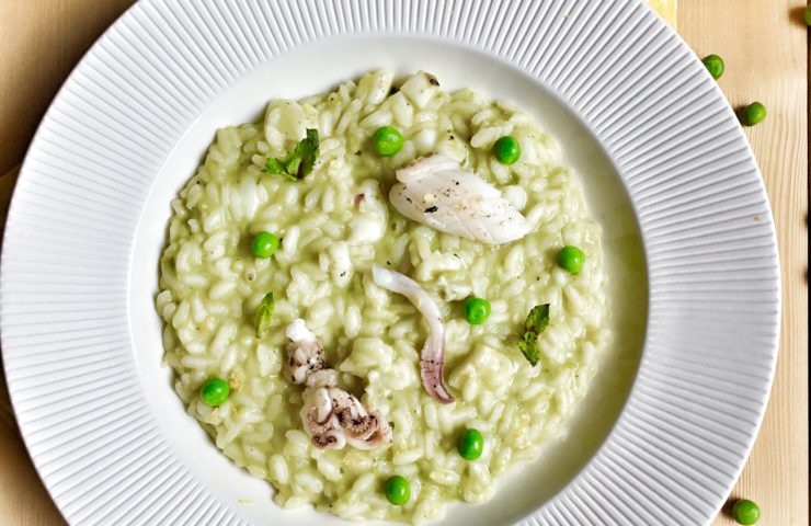 Risotto con crema di piselli e seppie profumato al limone