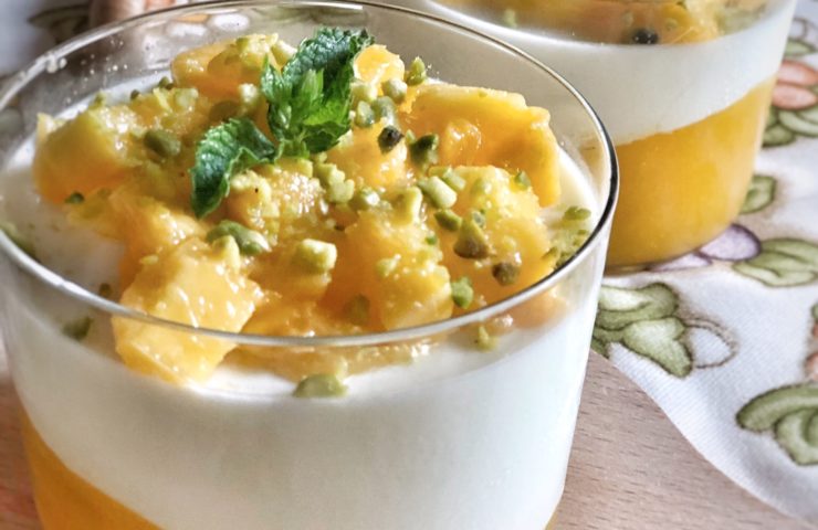 Panna cotta con mango profumata alla menta e lime